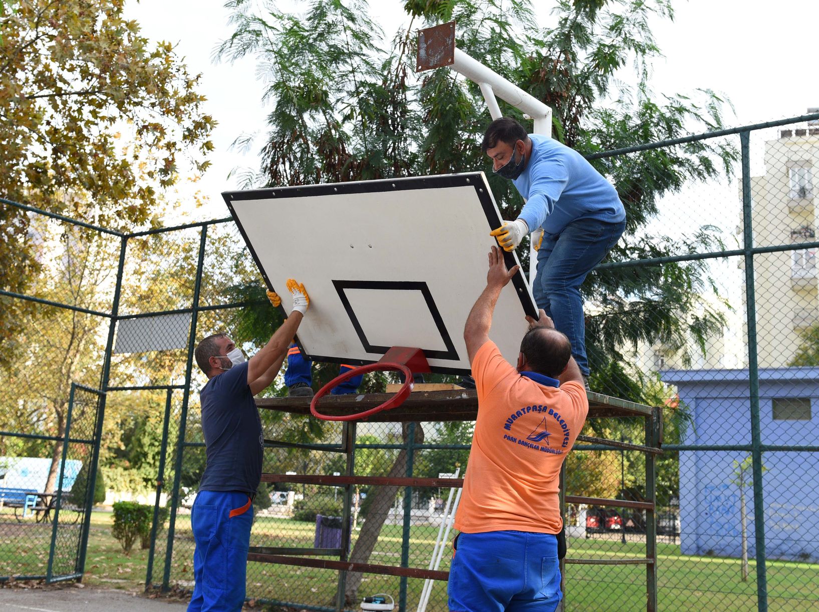 Spor sahalarında bakım çalışması