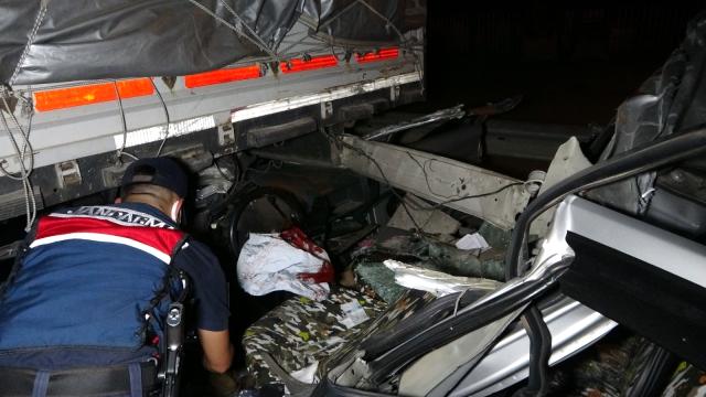 Ticari aracın hurdaya döndüğü kazada boğazından ağır yaralanan sürücü hastanede hayatını kaybetti