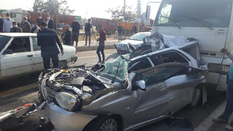 TIR'a çarpan otomobile, arkadan gelen başka TIR çarptı: 2 yaralı