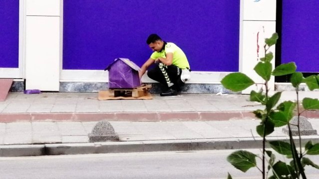 Trafik polisinden gönülleri fetheden hareket