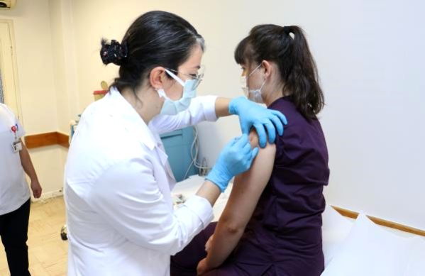Türkiye'de tarihi gün! Koronavirüs aşısında ilk gönüllü uygulamasına ait görüntüler paylaşıldı