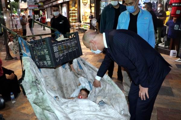 Vali, atık toplarken gördüğü aile için aracını durdurup talimat verdi: Her türlü ihtiyacını karşılayın