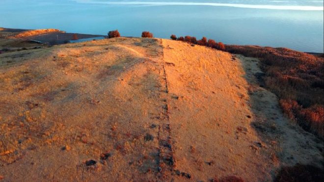 Van Gölü’nde sular çekildi, 2 bin 750 yıllık liman ortaya çıktı