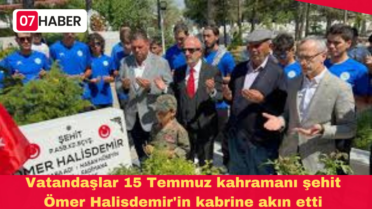 Vatandaşlar 15 Temmuz kahramanı şehit Ömer Halisdemir'in kabrine akın etti
