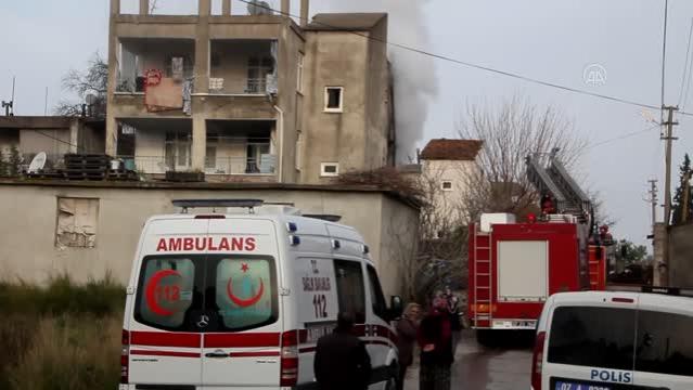 Yanan evinden dışarı çıkmak istemeyen alzheimer hastası kadın, güçlükle ikna edilerek kurtarıldı.