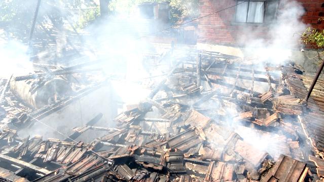 Yangın müstakil evi küle çevirdi, sokağa dökülen vatandaşlar sosyal mesafeyi hiçe saydı