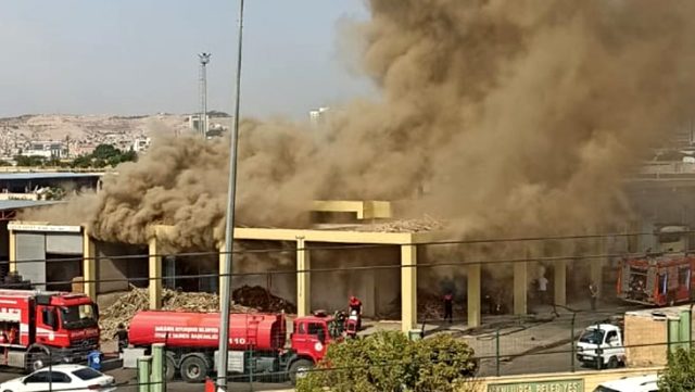 Yangına müdahale eden ekipler, patlama ile sarsıldı! Yürekleri ağza geldi