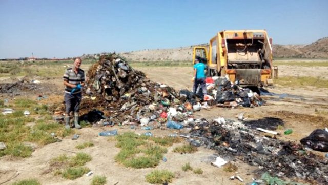 Yıllardır biriktirdikleri parayı, çöp kamyonundan arayarak buldular!