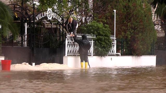 Yollar suyla doldu, evine demir parmaklıklardan atlayarak girdi