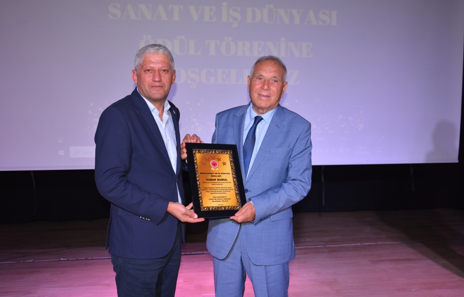 YUSUF KURUL'A ASSİM'DE DÜZENLENEN MODA, SANAT VE İŞ DÜNYASI ÖDÜL TÖRENİNDE ONUR ÖDÜLÜ VERİLDİ