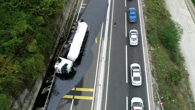 Zift yüklü tanker otomobile çarptı, Bolu Dağı ulaşıma kapatıldı