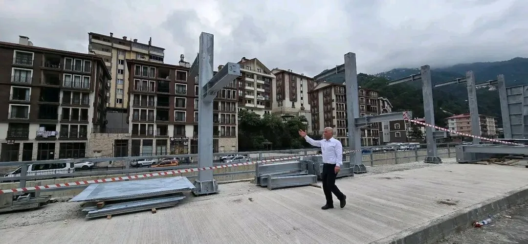 Çaykara’da ulaşım güvenliğine yeni yatırımlar: Ahşap köprü hizmete açıldı, üst geçitte çalışmalar sürüyor