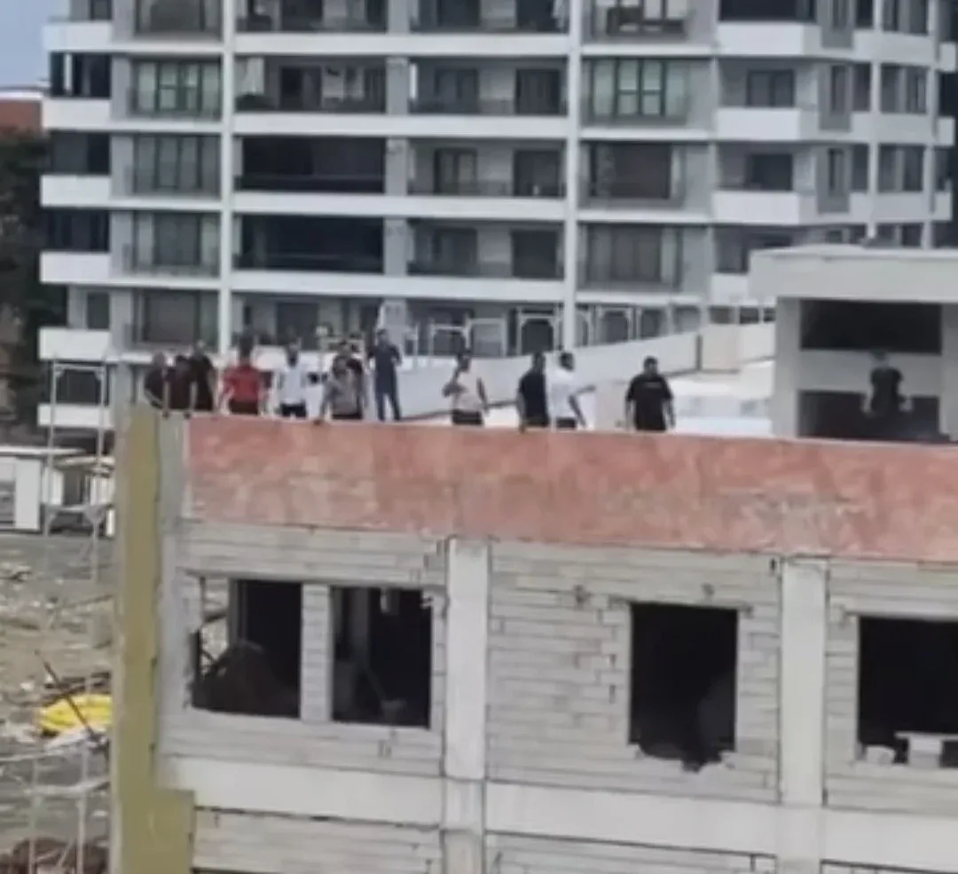 İskenderun’da işçiler çatıya çıktı