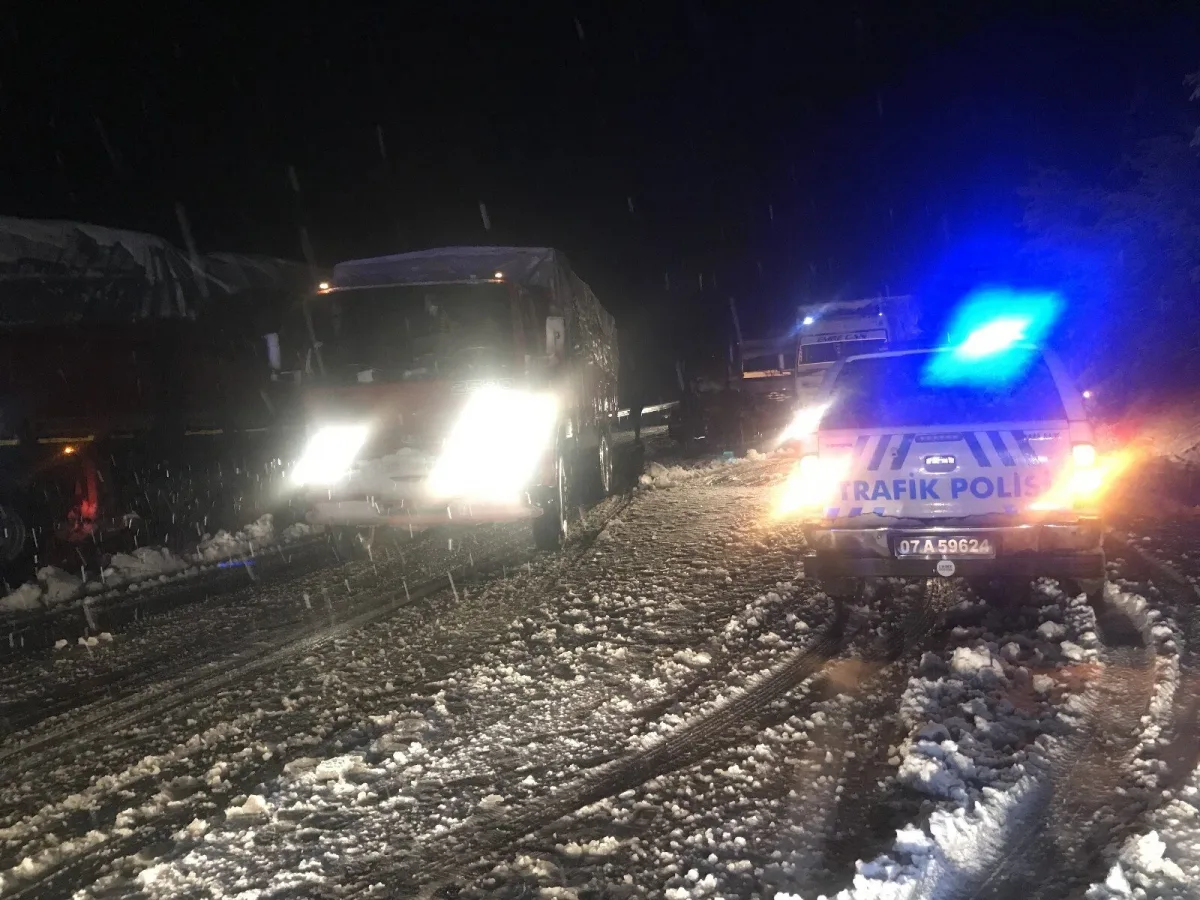 Antalya- Konya karayolunda kar yağışı etkili oluyor