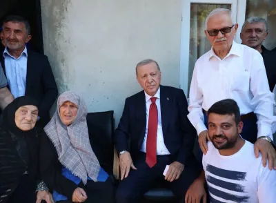 Cumhurbaşkanı Erdoğan, Rize'de komşularıyla bir araya geldi