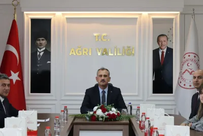 Vali Bozkurt YKS’de ilk 10 bine Giren Ağrılı öğrencilerle bir araya geldi
