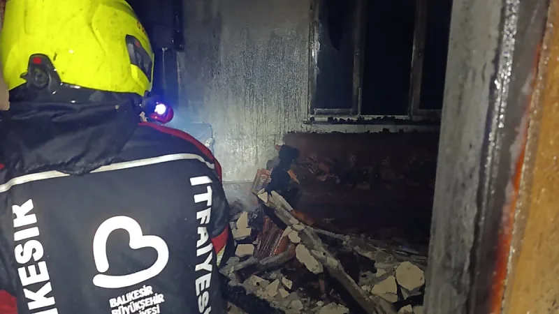 Burhaniye’de 2 katlı müstakil evde yangın çıktı